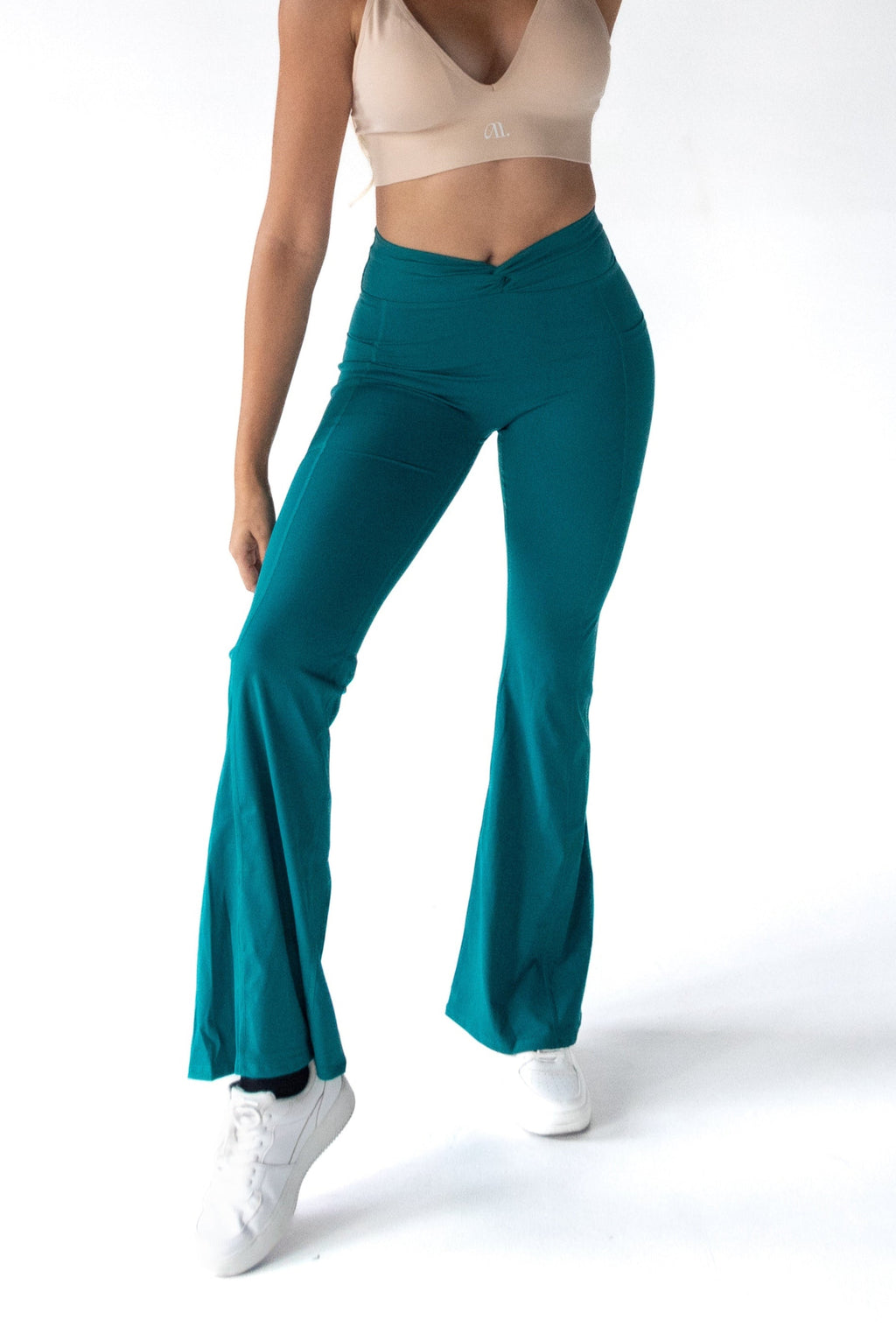 ⁠Flared pants con nudo